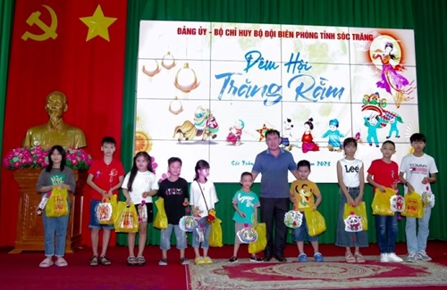 Bộ đội Biên phòng tỉnh Sóc Trăng: Mang Trung thu đến với trẻ em nghèo khu vực biên giới biển